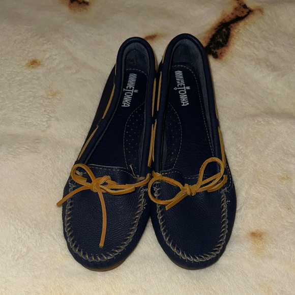 Minnetonka Women's Navy Moccasins - Picture 2 of 11